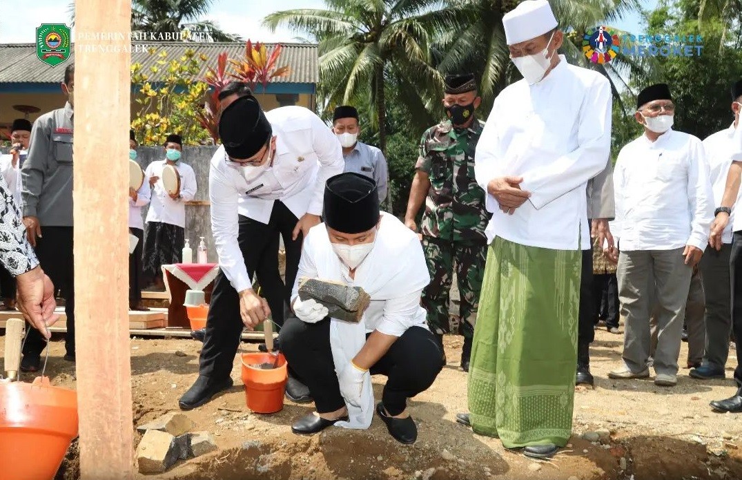 Peletakan Batu Pertama Oleh Bupati Trenggalek Tandai Pemugaran Masjid Istiqomah Nglebeng Panggul